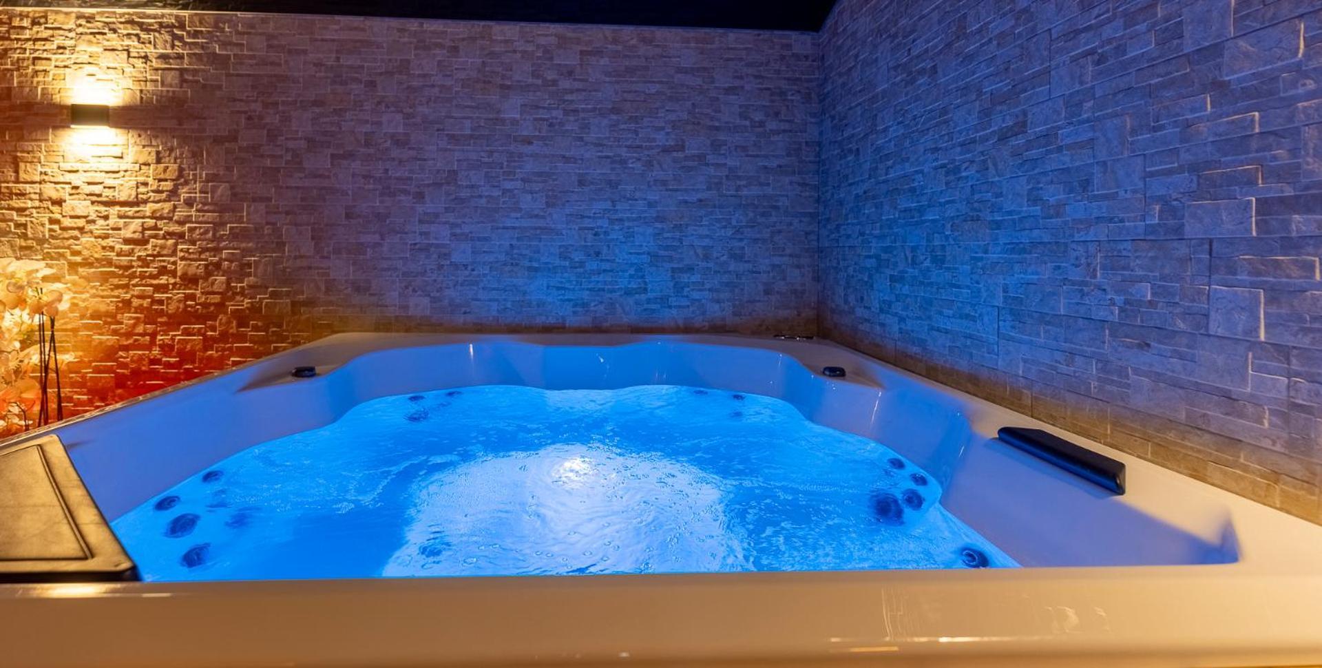 Love Room Tentation, Jacuzzi Xxl, Sauna, Fauteuil Tantra, Croix De Saint Andre Dans Une Ambiance De Tentation, Sensualite Et Plaisir Орнан Екстер'єр фото