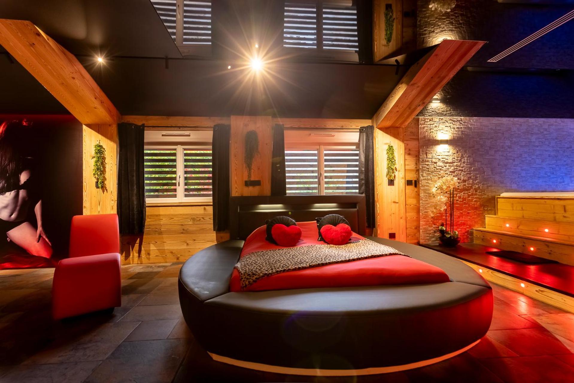 Love Room Tentation, Jacuzzi Xxl, Sauna, Fauteuil Tantra, Croix De Saint Andre Dans Une Ambiance De Tentation, Sensualite Et Plaisir Орнан Екстер'єр фото