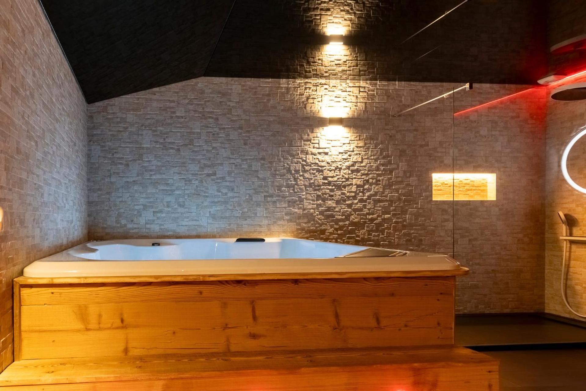 Love Room Tentation, Jacuzzi Xxl, Sauna, Fauteuil Tantra, Croix De Saint Andre Dans Une Ambiance De Tentation, Sensualite Et Plaisir Орнан Екстер'єр фото