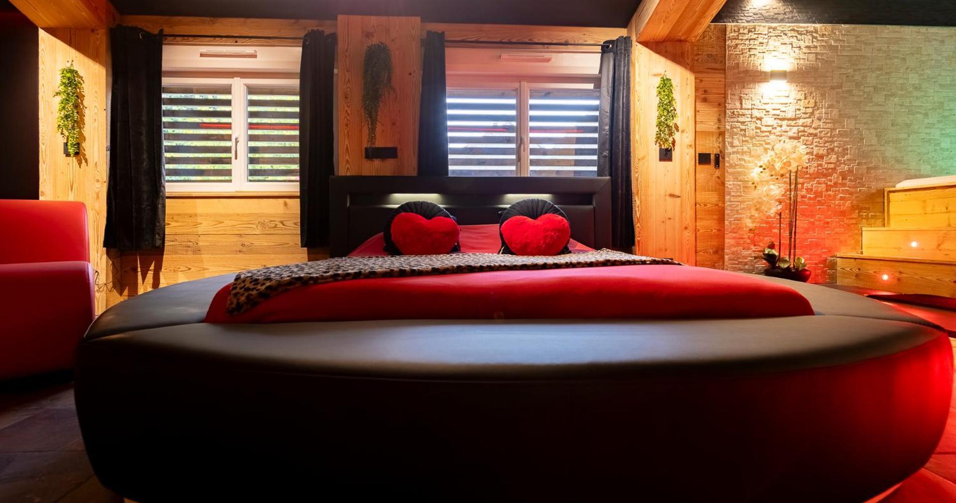 Love Room Tentation, Jacuzzi Xxl, Sauna, Fauteuil Tantra, Croix De Saint Andre Dans Une Ambiance De Tentation, Sensualite Et Plaisir Орнан Екстер'єр фото